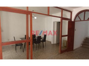 ¡Oportunidad única de inversión y calidad de vida! Adquiere esta amplia y bien ubicada casa en la Urbanización Residencial Lagunas del Chipe, una de l