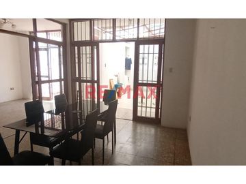 ¡Oportunidad única de inversión y calidad de vida! Adquiere esta amplia y bien ubicada casa en la Urbanización Residencial Lagunas del Chipe, una de l