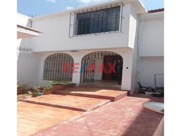 ¡Oportunidad única de inversión y calidad de vida! Adquiere esta amplia y bien ubicada casa en la Urbanización Residencial Lagunas del Chipe, una de l