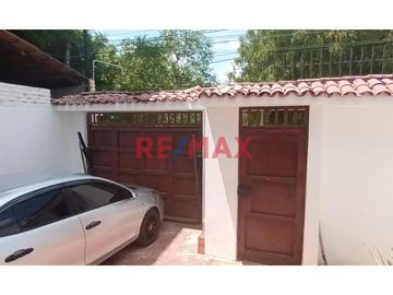 ¡Oportunidad única de inversión y calidad de vida! Adquiere esta amplia y bien ubicada casa en la Urbanización Residencial Lagunas del Chipe, una de l