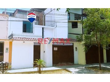 ¡Oportunidad única de inversión y calidad de vida! Adquiere esta amplia y bien ubicada casa en la Urbanización Residencial Lagunas del Chipe, una de l