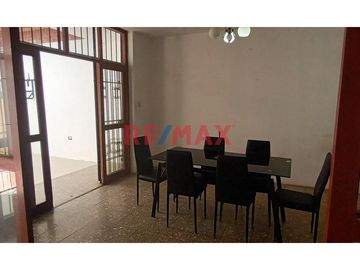 ¡Oportunidad única de inversión y calidad de vida! Adquiere esta amplia y bien ubicada casa en la Urbanización Residencial Lagunas del Chipe, una de l