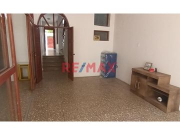 ¡Oportunidad única de inversión y calidad de vida! Adquiere esta amplia y bien ubicada casa en la Urbanización Residencial Lagunas del Chipe, una de l