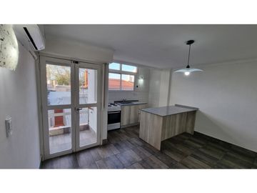 En venta departamento de 2 ambientes con balcón. Zona Macrocentro.