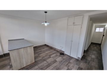 En venta departamento de 2 ambientes con balcón. Zona Macrocentro.