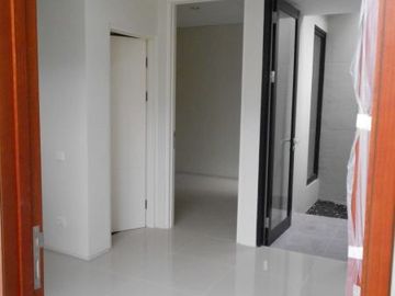 Di sewakan murah rumah siap huni citraland surabaya