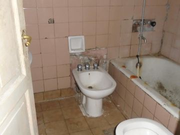 Casa 6amb en esquina en Pasajes de Parque Chacabuco Ideal 2 Flias A RECICLAR