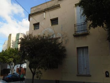 Casa 6amb en esquina en Pasajes de Parque Chacabuco Ideal 2 Flias A RECICLAR