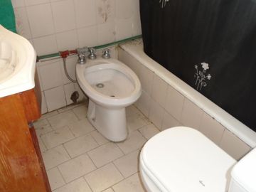 Casa 6amb en esquina en Pasajes de Parque Chacabuco Ideal 2 Flias A RECICLAR