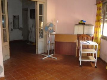 Casa 6amb en esquina en Pasajes de Parque Chacabuco Ideal 2 Flias A RECICLAR