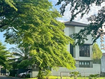 Dijual Rumah 3 Lt Fully Furnished Bergaya Resor Modern Yang Indah