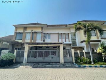 RUMAH MEWAH PONDOK MUTIARA REGENCY, SIDOARJO Hadap Selatan-Timur (Hook)