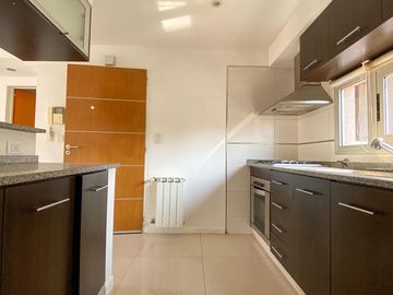 Departamento de 3 ambientes con cochera en venta zona Lanus Oeste