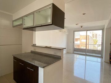 Departamento de 3 ambientes con cochera en venta zona Lanus Oeste