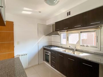 Departamento de 3 ambientes con cochera en venta zona Lanus Oeste