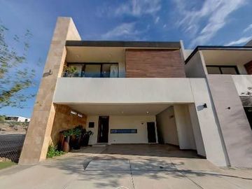Casa en venta en Península living Park zona cumbres de García N.L