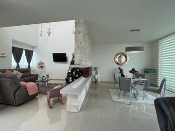 CASA EN VENTA CON RECÁMARA EN PB. FRACC. PASEO DEL PARQUE CON CASA CLUB, GIMNASIO, CANCHAS DEPORTIVAS