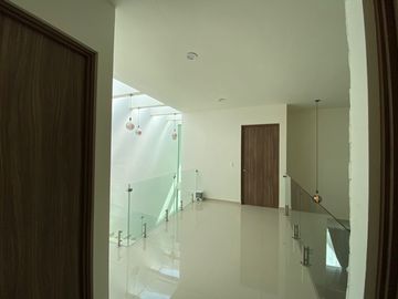 CASA EN VENTA CON RECÁMARA EN PB. FRACC. PASEO DEL PARQUE CON CASA CLUB, GIMNASIO, CANCHAS DEPORTIVAS