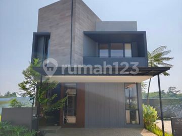 Rumah 2 Lantai Luas dan Berada di Kawasan Premium