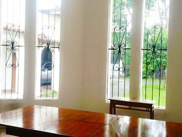 Rumah Murah dengan bangunan kokoh, Unik di pinggir Jalan Raya pondok Ranji Tangerang