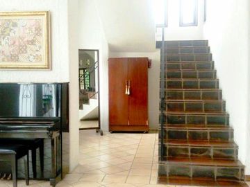 Rumah Murah dengan bangunan kokoh, Unik di pinggir Jalan Raya pondok Ranji Tangerang