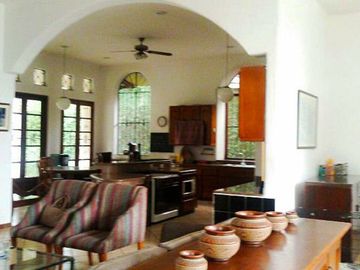 Rumah Murah dengan bangunan kokoh, Unik di pinggir Jalan Raya pondok Ranji Tangerang
