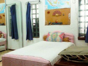 Rumah Murah dengan bangunan kokoh, Unik di pinggir Jalan Raya pondok Ranji Tangerang