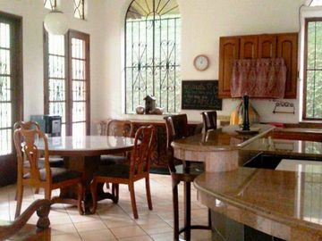 Rumah Murah dengan bangunan kokoh, Unik di pinggir Jalan Raya pondok Ranji Tangerang