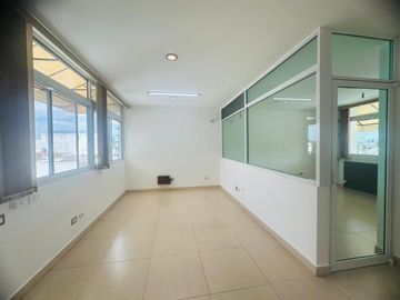 RENTA DE OFICINA A UNOS PASOS DE SALVADOR NAVA