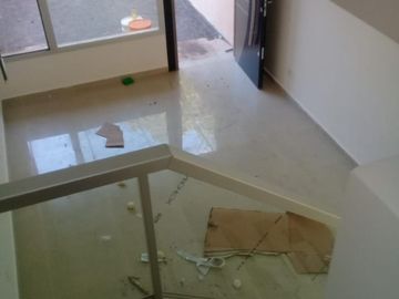 Excelente Duplex de 3 ambientes a ESTRENAR, PB: entrada de auto, living, toilette, cocina comedor diario, jardín y parrilla. PA: 2 dormitorios con pla