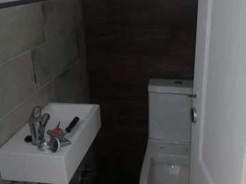 Excelente Duplex de 3 ambientes a ESTRENAR, PB: entrada de auto, living, toilette, cocina comedor diario, jardín y parrilla. PA: 2 dormitorios con pla