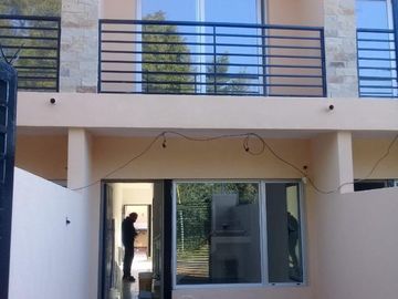 Excelente Duplex de 3 ambientes a ESTRENAR, PB: entrada de auto, living, toilette, cocina comedor diario, jardín y parrilla. PA: 2 dormitorios con pla