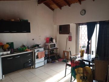 VENTA DE CASA 4 AMB. EN LOTE PROPIO