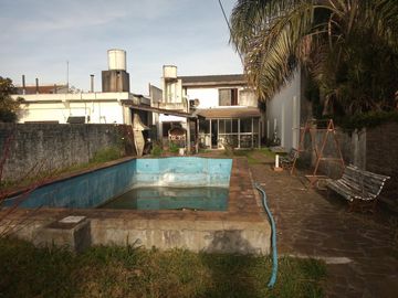 VENTA DE CASA 4 AMB. EN LOTE PROPIO