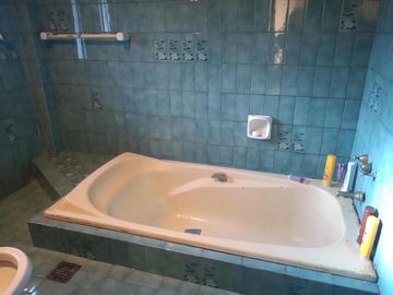 VENTA DE CASA 4 AMB. EN LOTE PROPIO