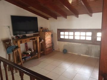 VENTA DE CASA 4 AMB. EN LOTE PROPIO