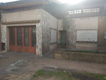 VENTA DE CASA 4 AMB. EN LOTE PROPIO