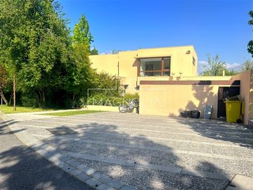 Casa en venta de 6 dorm. en Lo Barnechea