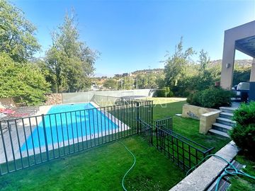 Casa en venta de 6 dorm. en Lo Barnechea
