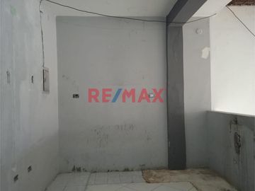 Departamento de estreno, en primer piso con cocina abierta, sala - comedor, tres dormitorios, un baño y  puerta a la calle en avenida principal. Cerca