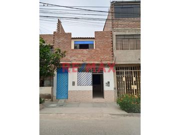 Departamento de estreno, en primer piso con cocina abierta, sala - comedor, tres dormitorios, un baño y  puerta a la calle en avenida principal. Cerca