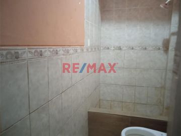 Departamento de estreno, en primer piso con cocina abierta, sala - comedor, tres dormitorios, un baño y  puerta a la calle en avenida principal. Cerca