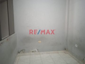 Departamento de estreno, en primer piso con cocina abierta, sala - comedor, tres dormitorios, un baño y  puerta a la calle en avenida principal. Cerca
