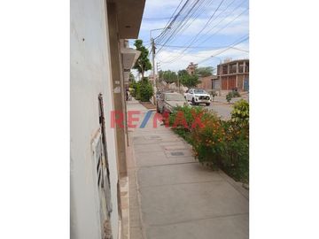 Departamento de estreno, en primer piso con cocina abierta, sala - comedor, tres dormitorios, un baño y  puerta a la calle en avenida principal. Cerca