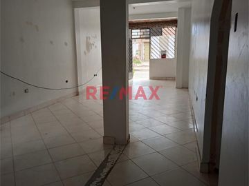 Departamento de estreno, en primer piso con cocina abierta, sala - comedor, tres dormitorios, un baño y  puerta a la calle en avenida principal. Cerca