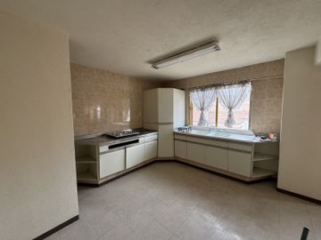CASA EN RENTA AV. DAMIAN CARMONA PRIVADA