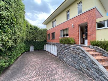 VENDO CASA EN EXCELENTE CONJUNTO DENTRO DE LA VIÑA