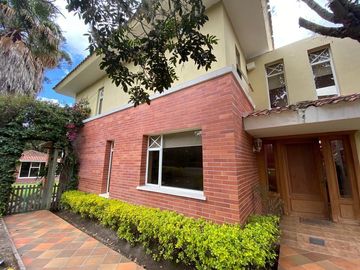 VENDO CASA EN EXCELENTE CONJUNTO DENTRO DE LA VIÑA