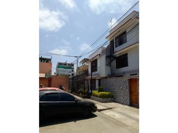 CASA DE 3 PISOS FRENTE A PARQUE EN BELLAVISTA - CALLAO
