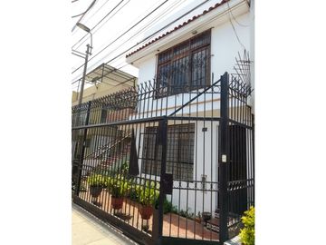 CASA DE 3 PISOS FRENTE A PARQUE EN BELLAVISTA - CALLAO